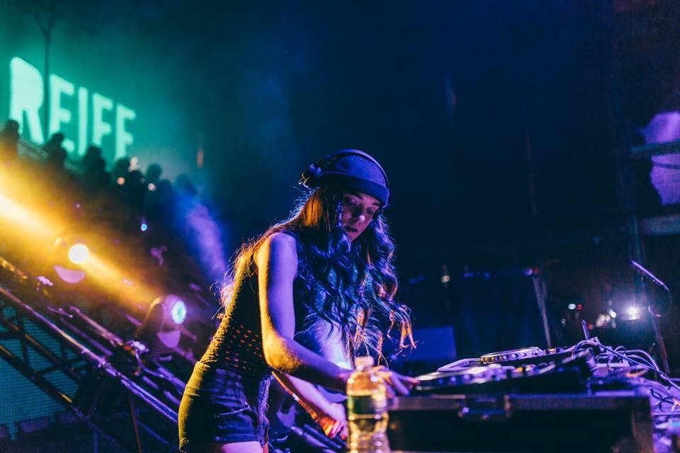 Skrillexが今最もプッシュしている17歳の女性DJ、Callie Reiff(キャリー・リーフ)とは！