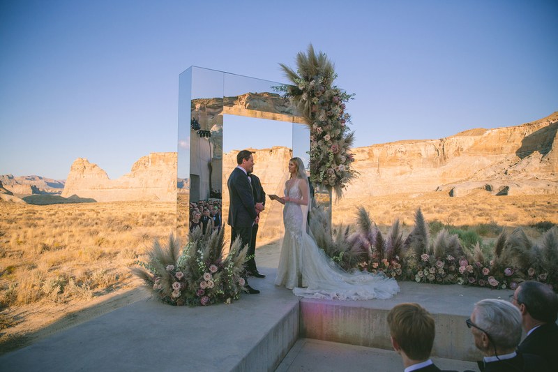 TiëstoがモデルのAnnika Backesと結婚！砂漠でロマンチックな結婚式を挙げました！