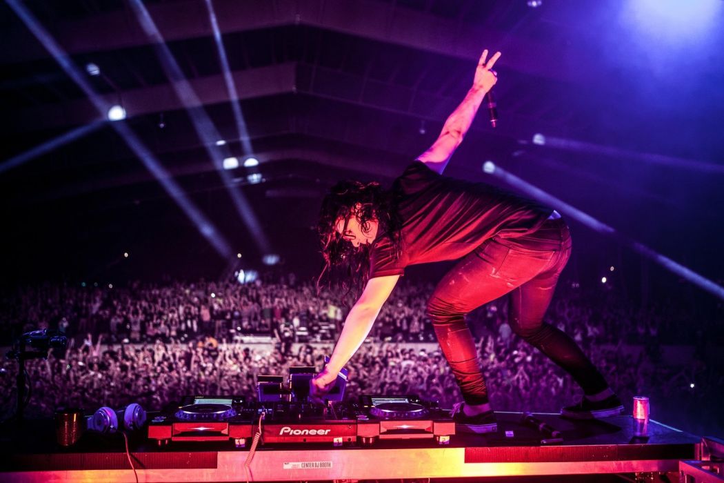 Skrillexが上海のショーの最中に行ったCDJを踏みつける行為にネット騒然！